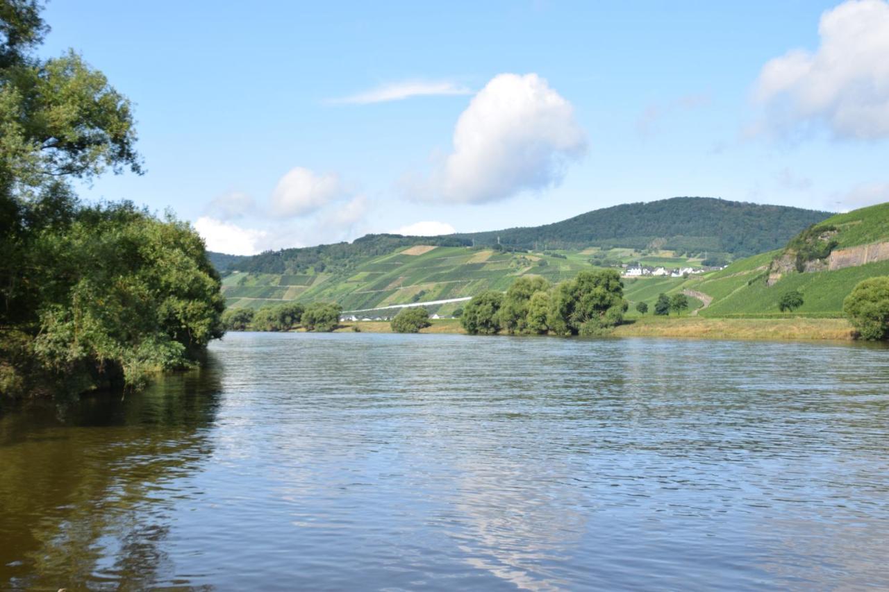 The Old Gemeinde House By The Mosel River เบราเนอแบร์ก ภายนอก รูปภาพ